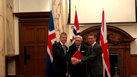 Wegger Chr. Strømmen (i midten), Andrew Mitchell og Stefan Haukur Johannesson. Foto: Ambassaden i London