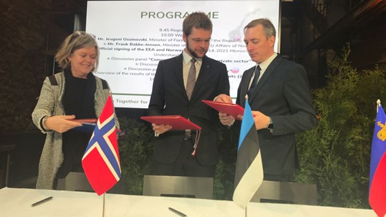Minister med midler: Frank Bakke-Jensen signerer de nye samarbeidsprogrammene for Estland gjennom EØS-midlene. Her sammen med (fra venstre) Islands ambassadør i Helsingfors Kristin A. Arnadottir og helse- og arbeidsminister Jevgeni Ossinovski. Foto: Maria Martens, UD