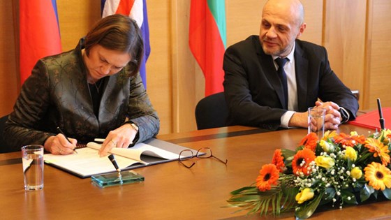 Ambassadør Tove Bruvik Westberg signerte samarbeidsavtalene sammen med Bulgarias viseminister for europeiske fond, Tomislav Donchev. Foto: Christian Grotnes Halvorsen, UD