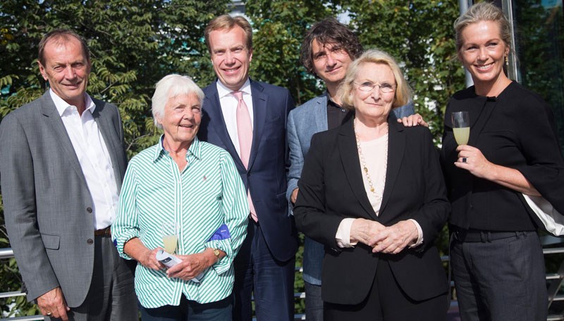Utenriksministeren sammen med fem av de elleve medlemmene i pådrivergruppa i forbindelse med lansering av handlingsplanen. Fra venstre: Kjell Roland, Astrid Nøklebye Heiberg, Børge Brende, Thomas Valle, Helga Hernes og Anita Krohn Traaseth.