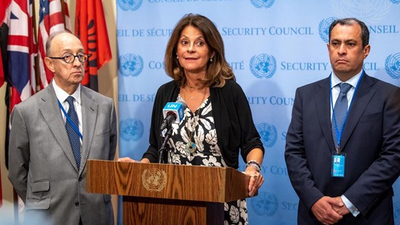 Marta Lucía Ramírez (centre), visepresident og utenriksminister i Colombia, orienterer pressen . Foto: FN