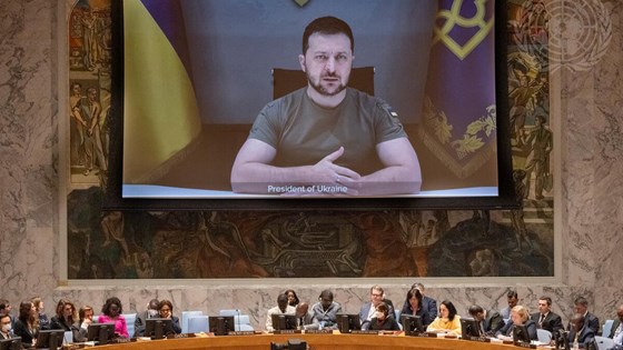 Ukrainas president Volodymyr Zelenskyj (på skjermen) i FNs sikkerhetsråd. Foto: FN