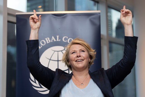 Bilde av Tvinnereim som står og peker med begge hender rett opp i lufta