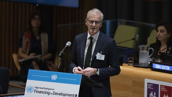 Bilde av statsminister Støre i mørk dress som holder innlegg ved talerstol