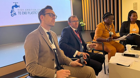 Bilde av klimaminister Barth Eide sittende i et uformelt panel med fire andre deltakere