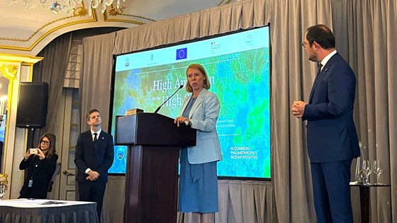 Bilde av utenriksminister Huitfeldt på talerstol i et lite møterom.