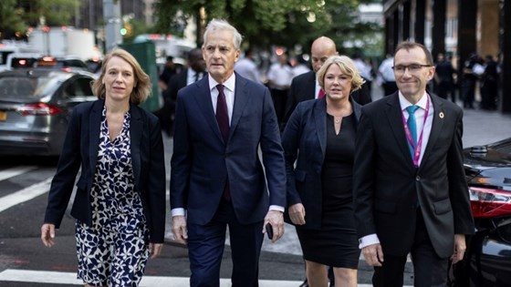 Bilde av Jonas Gahr Støre, utenriksminister Anniken Huitfeldt, utviklingsminister Anne Beathe Tvinnereim, klima- og miljøminister Espen Barth Eide gående på rekke på gaten i New York.