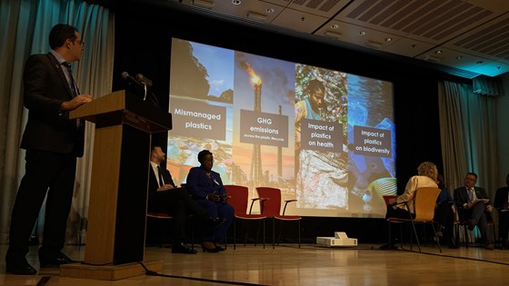Bilde av mann som holder presentasjon på scene. 