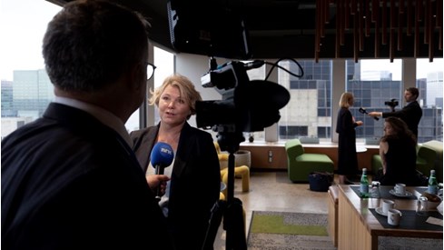 Bilde av Tvinnereim som intervjues i FN