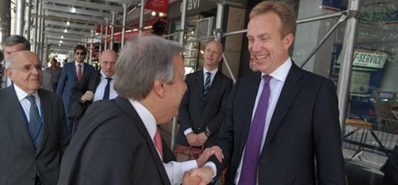 Generalsekretærkandidat Antonio Guterres og utenriksminister Børge Brende møttes på gata i New York utenfor FN for en kort samtale. Foto: Kari Ranheim Lome, FN-delegasjonen