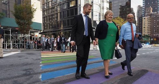 Helse- og omsorgsminister Bent Høie, statsminister Erna Solberg og klima- og miljøminister Vidar Helgesen går over fotgjengerfeltet som er malt i regnbuens farger til støtte for LGBTI-rettigheter. Foto: Ragnhild Simenstad, FN-delegasjonen