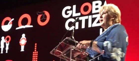 Statsminister Erna Solberg hos Global Citizen Live! på Skirball Center for Performing Arts i New York om viktigheten av å investere i helse og utdanning for jenter og kvinner. Foto: Espen Gullikstad, UD