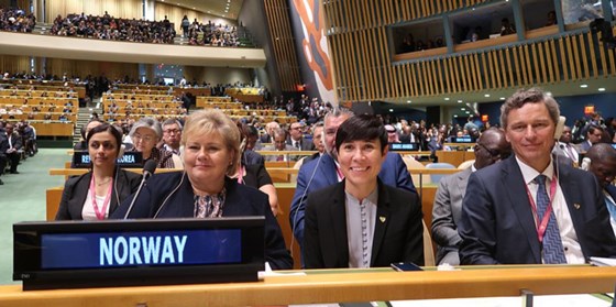 Statsminister Erna Solberg, utenriksminister Ine Eriksen Søreide og ambassadør Tore Hattrem venter på at generaldebatten skal begynne. Foto: Frode Overland Andersen, UD