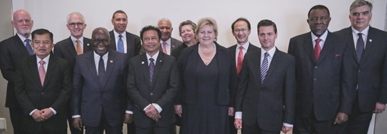 Statsminister Erna Solberg med havpanelets deltakere. Foto: Høynivåpanelet for en bærekraftig havøkonomi