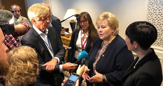Pressen viste stor interesse for den norske delegasjonen etter åpningen på generaldebatten og president Trumps tale. Foto: Frode Overland Andersen, UD
