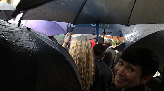 Utenriksministeren ser ikke ut til å plages av litt regn i New York under FNs generalforsamling. Foto: Mari Skåre, UD