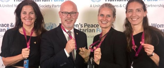 Statssekretær Audun Halvorsen og kvinner som deltar. Foto: UN Women