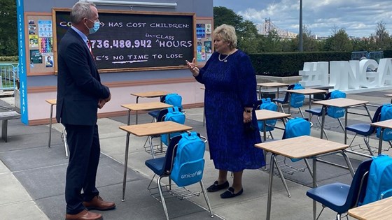 Statsminister Solberg markerer det enorme omfanget av tapt skolegang for barn pga stengte skoler under covid-19.  Foto: Vincent Willekens, UD 