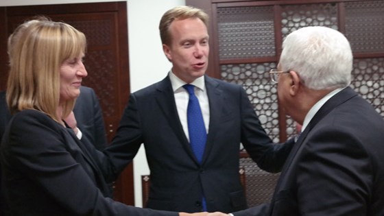 Utenriksminister Børge Brende mellom den palestinske presidenten Mahmoud Abbas og Norges ambassadør til de palestinske områdene Hilde Haraldstad. Foto: Guri Solberg, UD