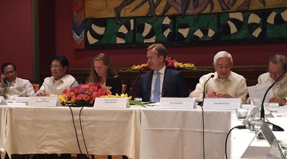 Partene i fredsforhandlingene om Filippinene skrev under en historisk fellesuttalelse i Oslo. Utenriksminister Børge Brende var vertskap i forbindelse med signeringen. Foto: Guri Solberg, UD