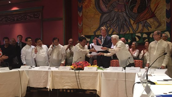 The Norwegian Minister of Foreign Affairs, Børge Brende, applauds the signing of an agreement between the Philippine parties. Photo: Guri Solberg, MFA