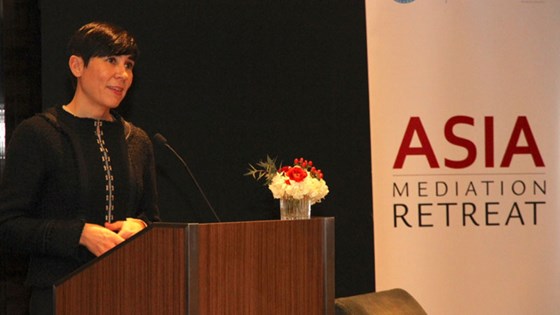 Utenriksminister Ine Eriksen Søreide innleder om fredsdiplomati på en konferanse i Beijing. Foto: Frode O. Andersen, UD