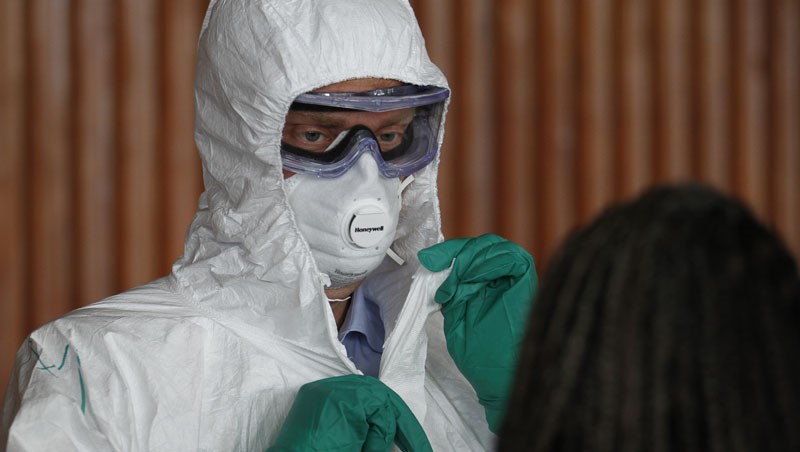 The Foreign Minister tries protection equipment against ebola. Today: Results are presented that indicate the first effective Ebola vaccine may have been successfully developed.  Photo: Astrid Sehl, MFA