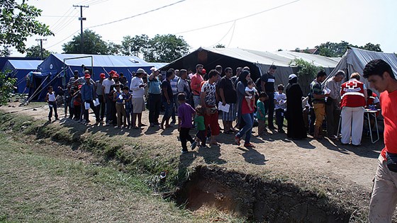 Fra flyktningleiren Kanjiza i Serbia hvor serbisk Røde Kors deler ut mat. Foto: Tommaso Della Longa, IFRC