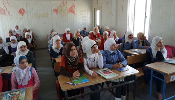 Det er trangt om plassen når syriske jenter sitter på skolebenken i flyktningleiren Zaatari. Foto: Monica Svenskerud, UD