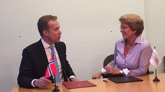 Utenriksminister Børge Brende og Åslaug Haga undertegnet avtalen som sikrer norsk støtte til utvikling av klimatilpassede såkorn og matplanter. Foto: Guri Solberg, UD