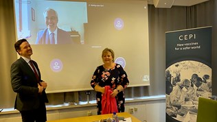 Prime Minister Erna Solberg and Minister of International Development, Dag-Inge Ulstein, are talking to the Cepi president, Richard Hachett.  Credit: MFA