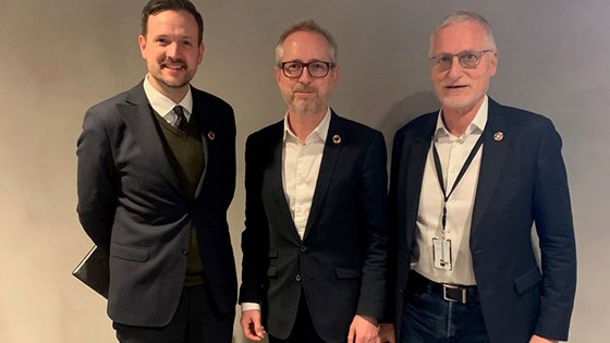 Utviklingsminister Dag-Inge Ulstein med avtroppende (Jon Lomøy - til høyre) og påtroppende Norad-sjef (Bård Vegar Solhjell - i midten). Foto: UD
