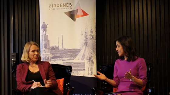 Utenriksminister Anniken Huitfeldt og ordstyrer Siri Lill Mannes. Foto: Tuva Bogsnes, UD