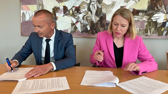 Minister of Foreign Affairs Anniken Huitfeldt  and director Sven Marius Urke  Norwegian Courts Administration). Credit: Per Aubrey Bugge, MFA