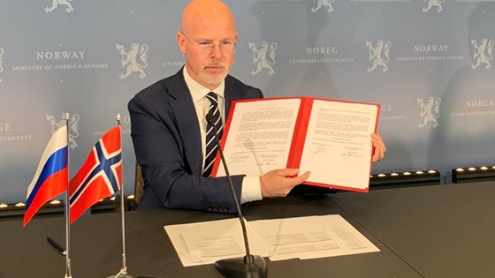 Statssekretær Audun Halvorsen med protokollen fra møtet i den norsk-russiske atomkommisjonen. Foto: Marte L. Kopstad, UD