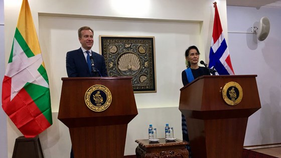 Utenriksminister Børge Brende og Aung San Suu Kyi etter møtet der de to diskuterte Myanmars utfordringer og Norges mulige bidrag. Foto: Astrid Sehl, UD