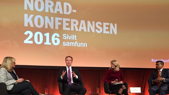 Utenriksminister Børge Brende på Noradkonferansen 2016 - mellom Danmarks tidligere statsminister, nåværende generalsekretær i Internasjonale Redd Barna Helle Thorning-Schmidt og Norads kommunikasjonssjef Eva Bratholm. Til høyre Dan Banik, forskningsleder på Senter for utvikling og miljø, Universitetet i Oslo. Foto: Guri Solberg, UD