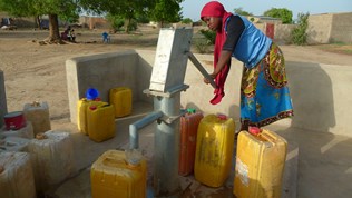 Vannstasjon i Burkina Faso.  Foto: Kirkens Nødhjelp