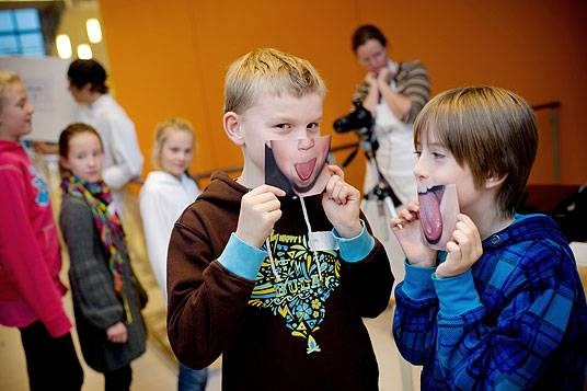 Sjetteklassingene Arild Degerstrøm og Tor Svanus Prante fra Madlavoll skole rekker tunge til hverandre via postkort med millioner av smaksløker