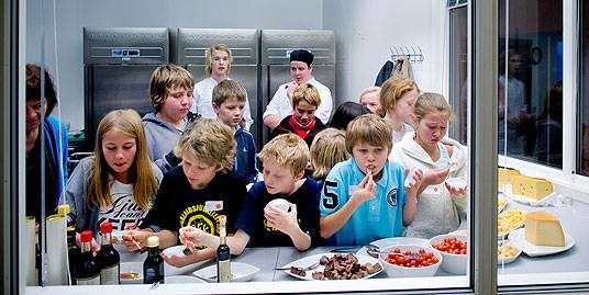 U-ka for någe? En elevgruppe har havnet på Umami-stasjonen til kokkeelevene Henrik Jensen og Fredrik Lundgren (bakerst). Her får de bryne seg på vellagret Norvegia og Jarlsberg-ost, kirsebærtomater, stekt oksekjøtt, soyasaus og moden balsamico-eddik. Hvordan umami smaker? Kort sagt: Godt.