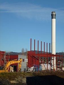 Den nye varmesentralen, med 30 m høy pipe.