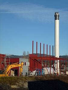 Den nye varmesentralen, med 30 m høy pipe.