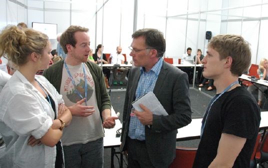 Henrik Harboe i Durban prater med NGO representanter. Foto: Tone Hertzberg