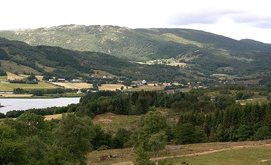 Jordbruksareal rundt Landavatnet som er ein del av Vatsvassdraget.