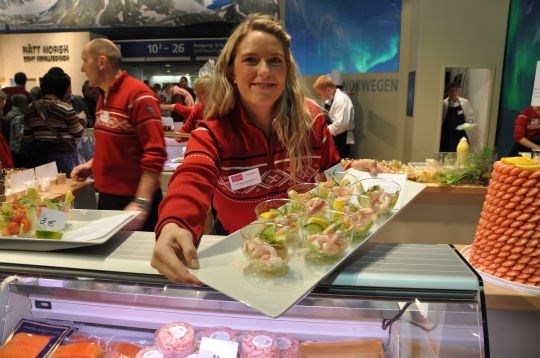 Liv Margrete Hanssen serverer Lyngenreker på Nord-Norges stand på Grüne Woche 2012.