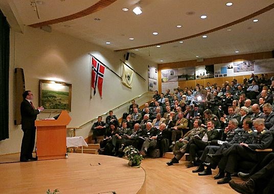 Forsvarsminister Espen Barth Eide på talerstolen på Luftmaktseminaret 2012 (Foto: Asgeir Spange Brekke, Forsvarsdepartementet)