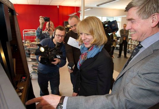 Minister of Culture Anniken Huitfeldt and Deputy National Librarian Roger Jøsevold. Photo: National Library / Kjell Iversen