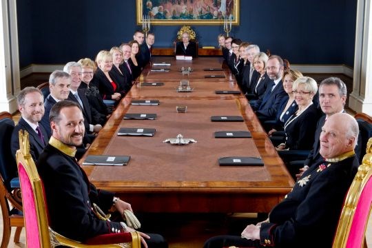 Regjeringen Stoltenberg II i statsråd på slottet 30. mars 2012