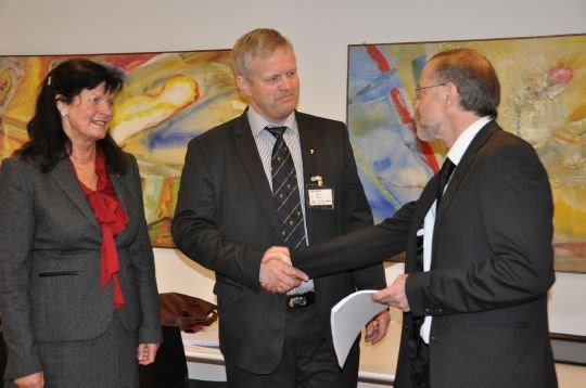 Statens forhandlingsleder, Leif Forsell (til høyre), møtte leder Nils T. Bjørke i Norges Bondelag og leder Merete Furuberg i Norsk Bonde- og Småbrukarlag for å motta jordbrukets åpningsdokument i årets jordbruksforhandlinger.