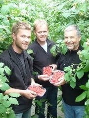 Produsentane Stig Jakob Hanasand og Jone Wiig saman med prosjektleiar Åge Jørgensen (t.h.).